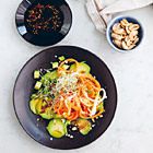 Avocadosalade met pickles van wortel en witte radijs
