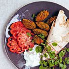 Falafel van pompoen met koriander en komkommeryoghurt
