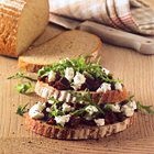 Open sandwich met zongedroogde tomaten en geitenkaas