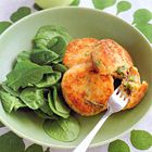 Aardappelkoekjes met zalm en sperziebonen