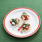 Tomatensalade met mozzarella op toast