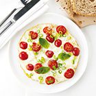 Omelet met kerstomaatjes, lente-ui en basilicum