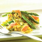 Roerei met gerookte zalm en asperges