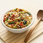 Pastasalade met courgette, paprika en mosterddressing