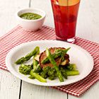 Groene asperges met salsa verde en vegetarische burgers