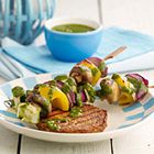 Vegetarische BBQ burger met groentespies en basilicumdressing