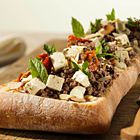 Mediterraan gevuld brood met gehakt en gedroogde tomaatjes