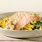Gegratineerde zalm op een bedje van spaghetti en spinazie