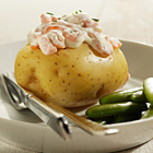 Gepofte aardappelen met garnalen en sugarsnaps