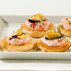 Mosselen met paprikaspread op crostini