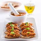 Crostini met tapenade van geroosterde paprika