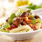 Gehaktballetjes in pastasaus met peultjes