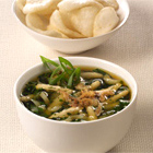 Chinese kippensoep met avocado en cashewnoten