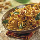 Mie met kip, peultjes en cashewnoten