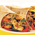 Tortilla's met gerookte kip, komkommer en citroenmayonaise