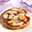 Pizza met champignons en salami (brood pizza)