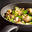 Zalm met tuinbonen, broccoli en sugarsnaps uit de wok