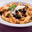 Penne met pittige saus en olijven