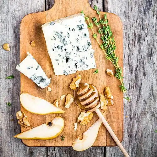 Bleu d'Auvergne met in honing gecarameliseerde peer