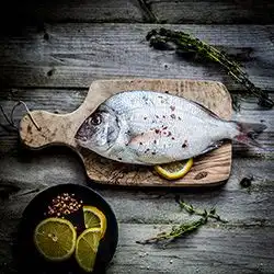 Tip: Gebakken doradefilet met tomatengnocchi en wilde spinazie