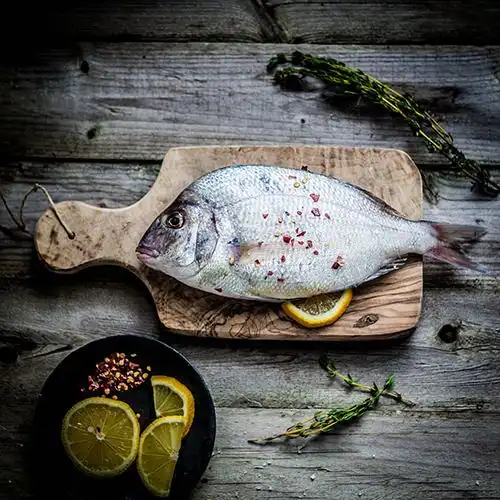 Gebakken doradefilet met tomatengnocchi en wilde spinazie