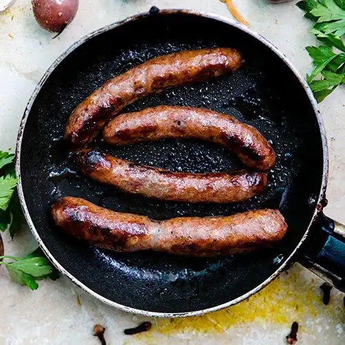 Merguez op een puree van zwarte bonen met bosui en rettich