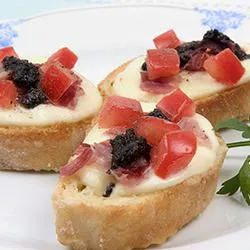 Tip: Crostini met mozzarella, rauwe ham en truffelcrème