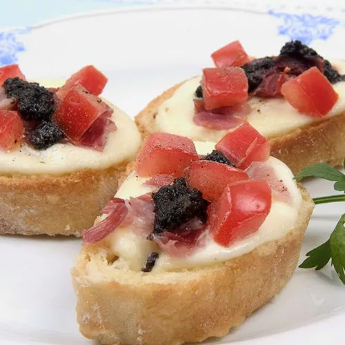 Crostini met mozzarella, rauwe ham en truffelcrème