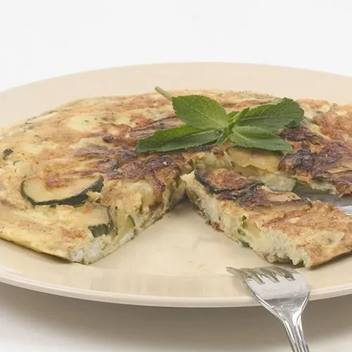 Frittata met zoete uien, courgette en munt