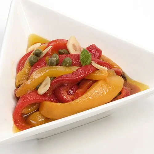 Gemarineerde rode en gele paprika's