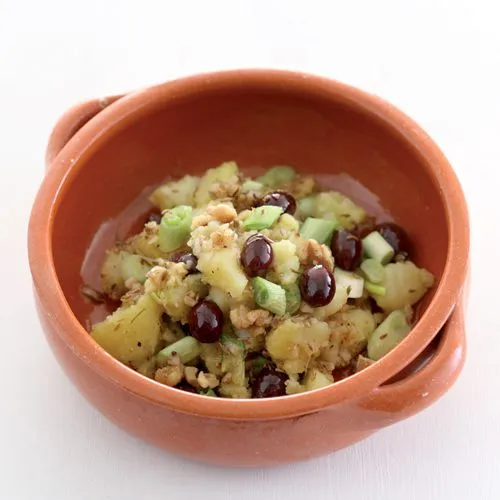 Aardappelsalade met olijven en walnoten