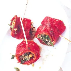 Paprika-rolletjes met kruiden, kappertjes en pijnboompitten (tapas)
