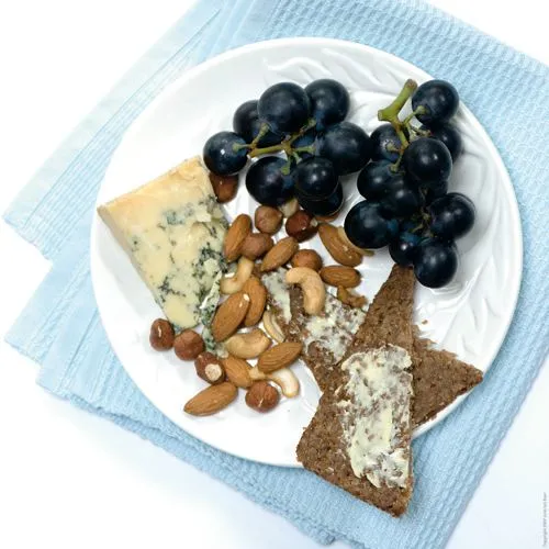 Blauwe druiven met gemengde noten en Blue Stilton