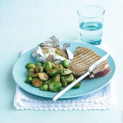 Gegrilde tonijn met spruitjes, gepofte aardappel en sojasaus