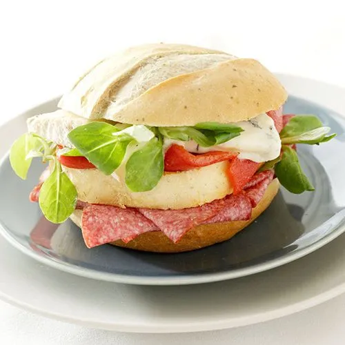 Italiaanse bol met salami, tomaat en gorgonzola