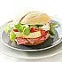 Italiaanse bol met salami, tomaat en gorgonzola