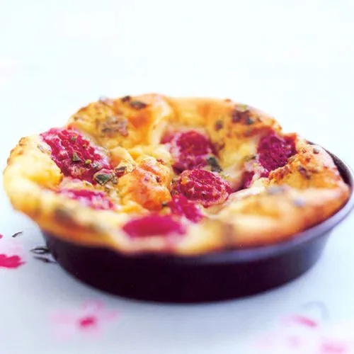 Clafoutis met frambozen en pistachenootjes