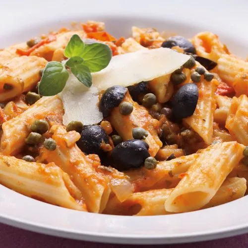 Penne met pittige saus en olijven