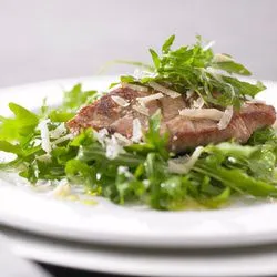 Tip: Gegrilde kalfsoester met rucola en Parmezaanse kaas