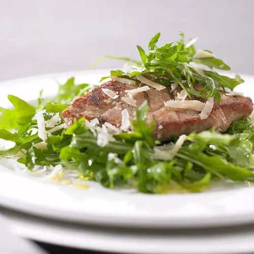 Gegrilde kalfsoester met rucola en Parmezaanse kaas