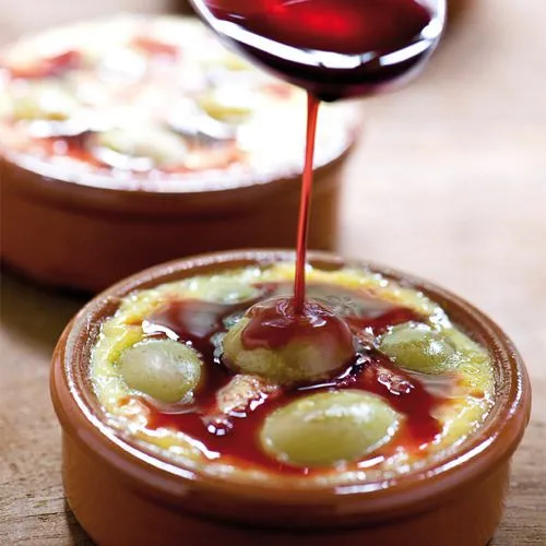 Clafoutis met witte druiven en siroop van rode wijn
