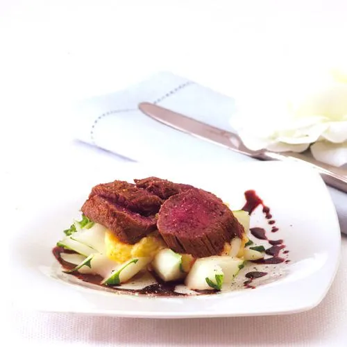 Hertenbiefstuk met paksoi en knolselderijpuree