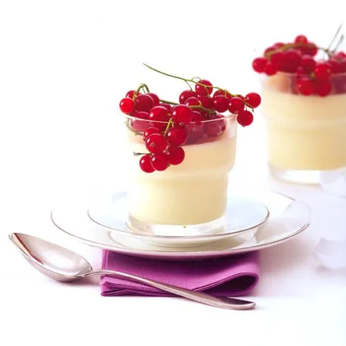 Witte chocolademousse met rode bessen