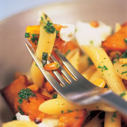 Penne met gebakken pompoen en geitenkaas van Ainsley Harriott