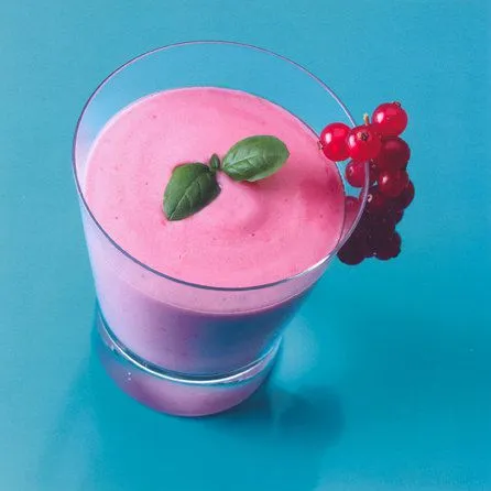 Vruchtenshake van aardbeien en aalbessen