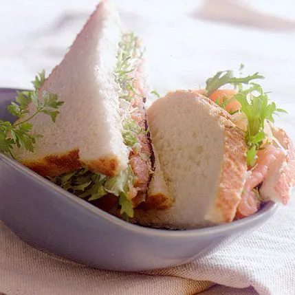 Sandwich met gerookte zalm en mierikswortel