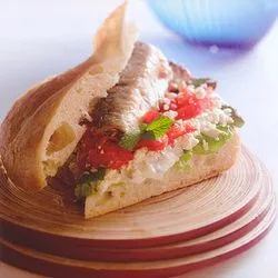 Tip: Turks brood met feta, paprika en sardines