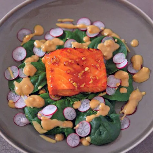 Gordon Ramsay: geglaceerde zalm met spinazie-radijssalade