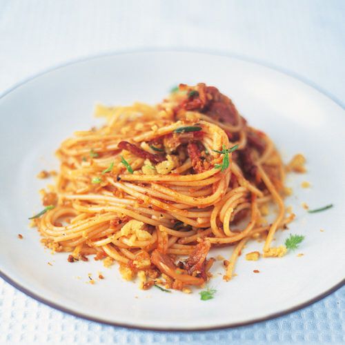Jamie Oliver: spaghetti met salami, venkel en tomaten - recept - okoko  recepten