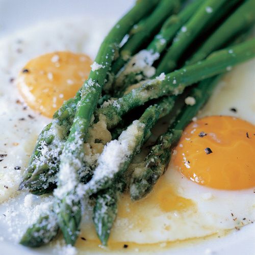 Asperges met gesmolten boter en Parmezaanse kaas